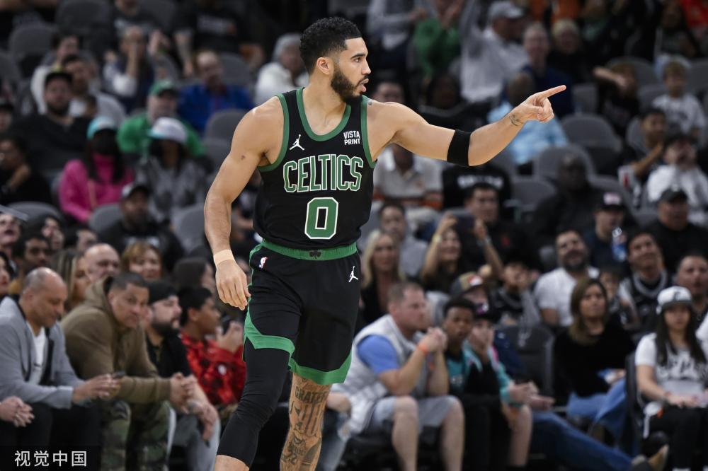 绿茵场上奔 绿茵场上奔